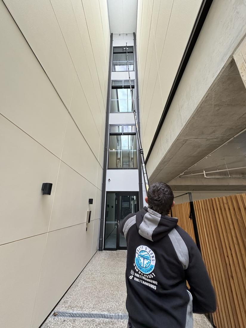 High-access window cleaning